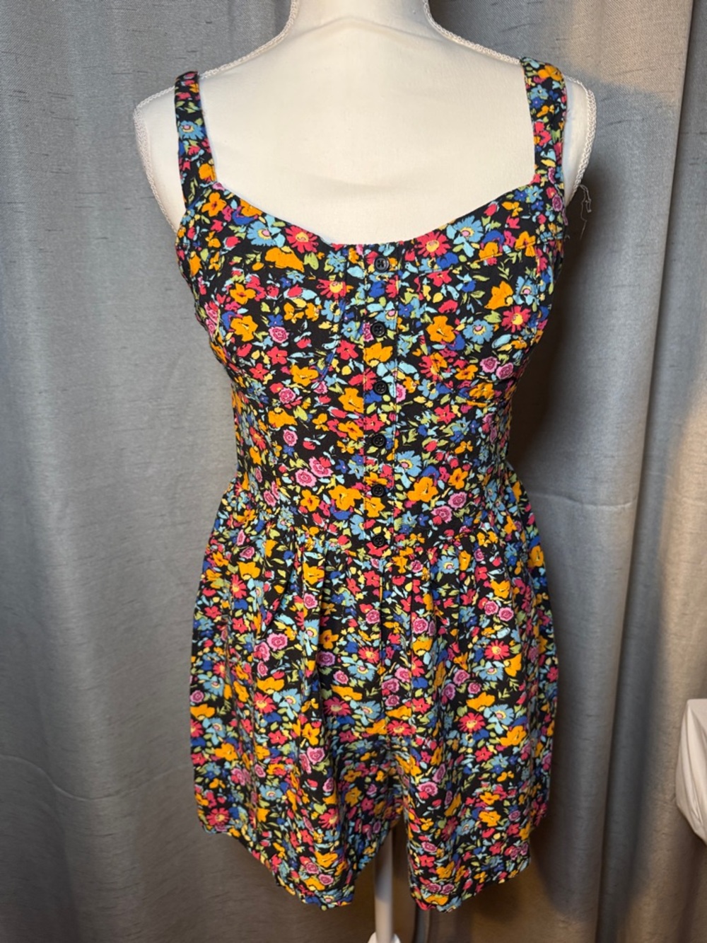 Floral Romper With Cute Buttons! Size M/L